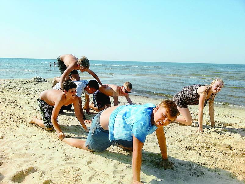 Spielende Jugendgruppe am Ostseestrand von Lubmin