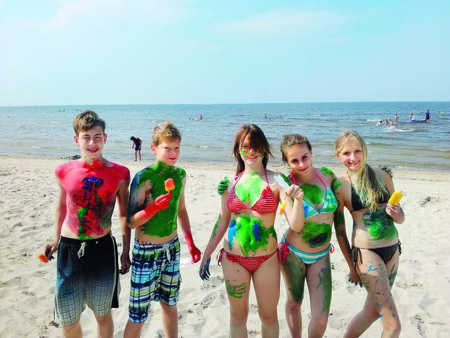 Kinder genießen ihr Eis am Strand im Ostseecamp Lubmin