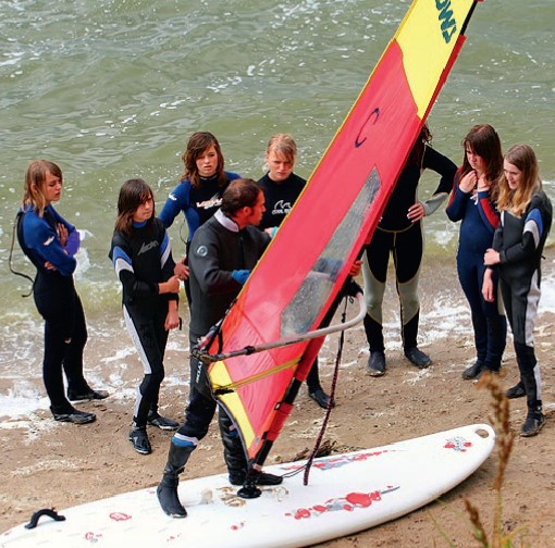 Surflehrer erklärt Theorie am Strand auf Usedom im Surfcamp Segelcamp Peenemünde