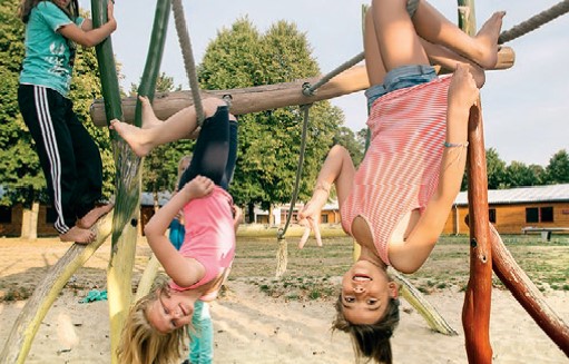 Kinder spielen auf Spielplatz im Kiju Piratencamp Störitzland
