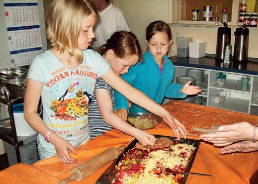 Kinder kochen zusammen auf Reiterferien Schloss Boitzenburg