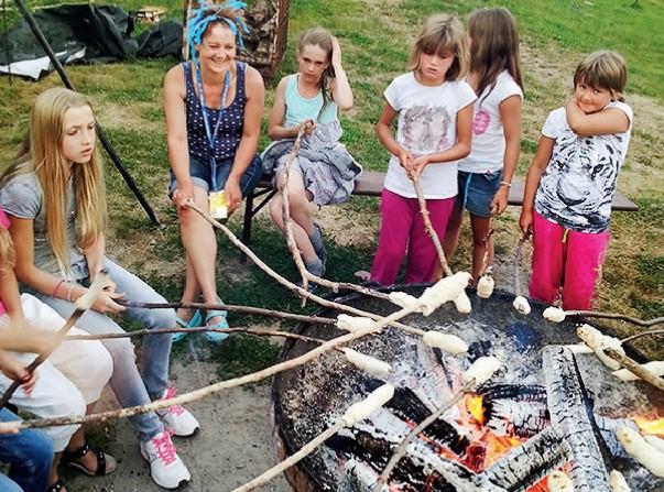 Kinder im Ferienlager Wismar machen Stockbrot