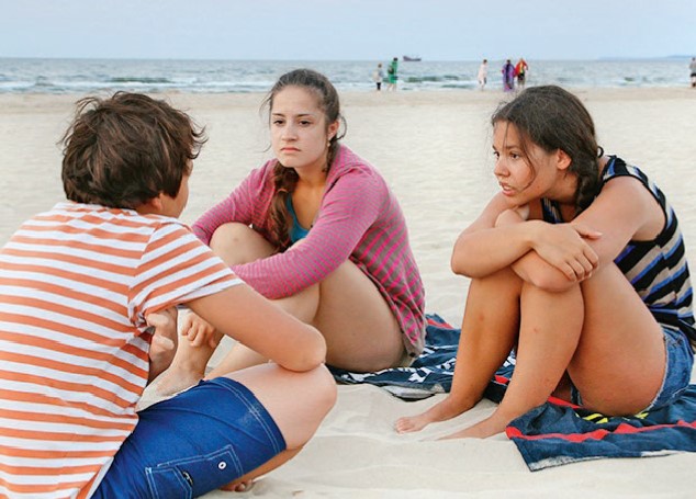 Kinder unterhalten sich am Strand im Kiju Sommercamp Swinemünde