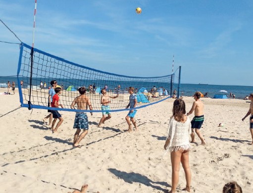 Kinder spielen Beachvolleyball am Strand im Kiju Sommercamp Swinemünde