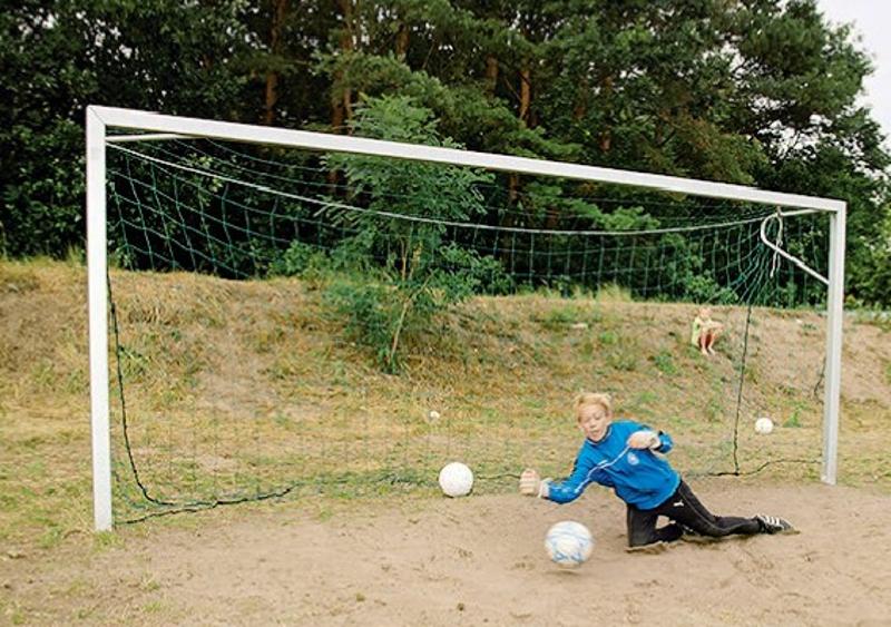 Kinder einer Osterfreizeit halten Bälle