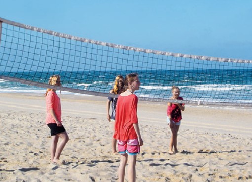 Mädchen spielen Beachvolleyball im Kiju Strandcamp Sylt