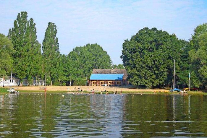 Kinder einer Osterfreizeit sind am See
