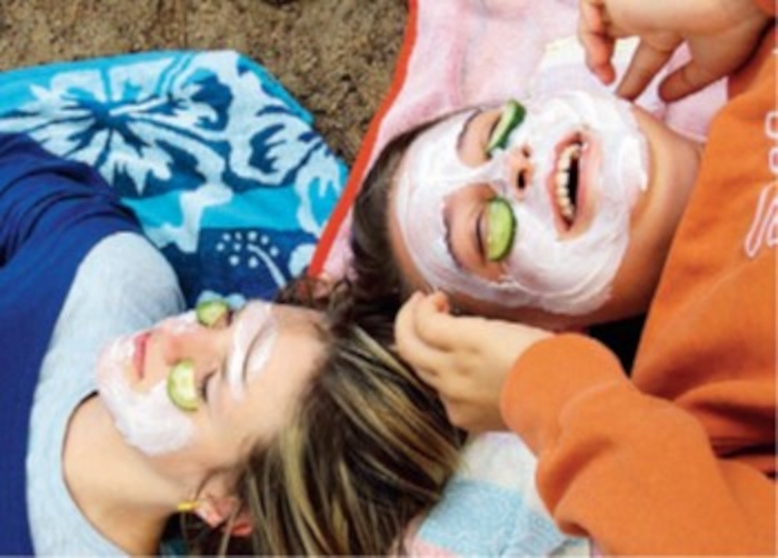 Mädchen mit Gesichtsmasken im Ferienlager an der Ostsee