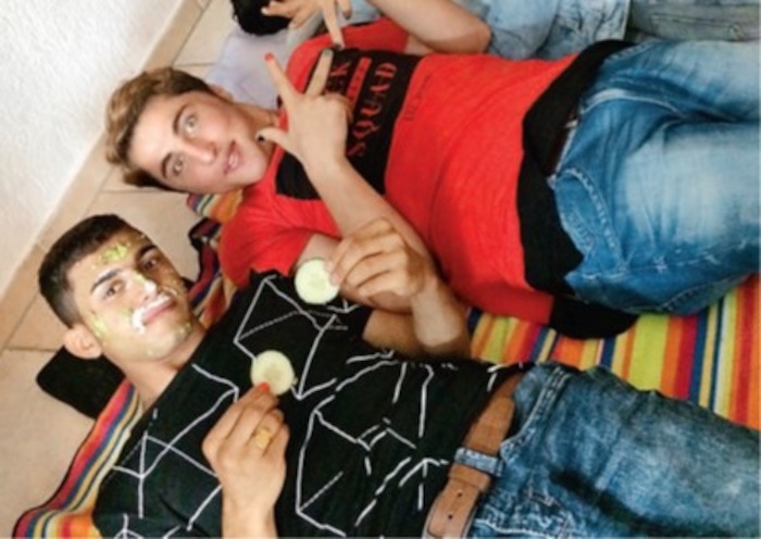 Jungs beim Wellness im Ferienlager an der Ostsee