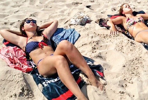 Zwei Mädchen sonnen sich im Ferienlager Strand