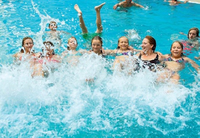 Mädchen strampeln gemeinsam im Wasser im Ferienlager an der Ostsee
