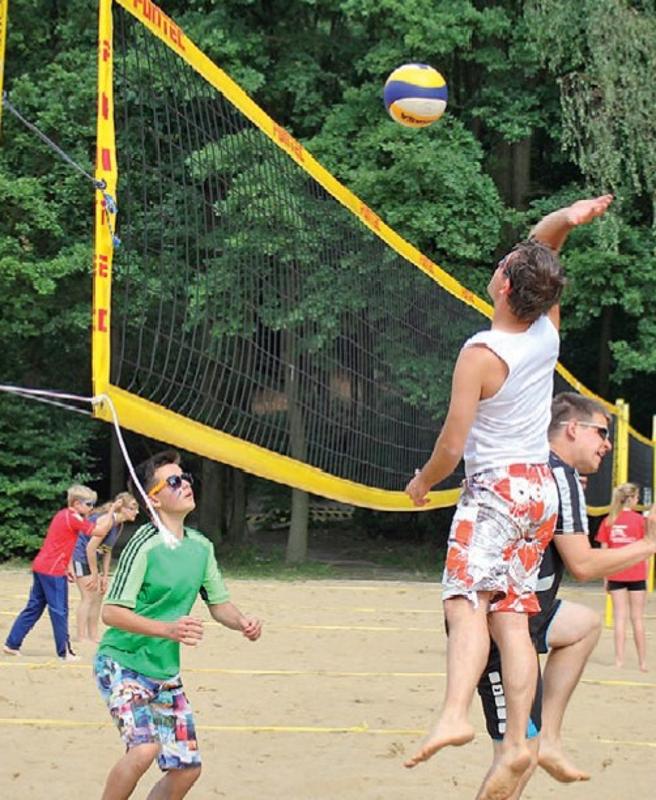 Kinder einer Osterfreizeit schlagen einen Volleyball
