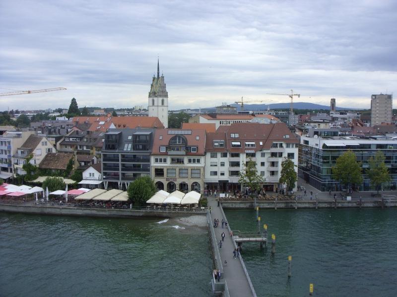 Teilnehmer der Kinder und Jugendfreizeit sind am Fluss