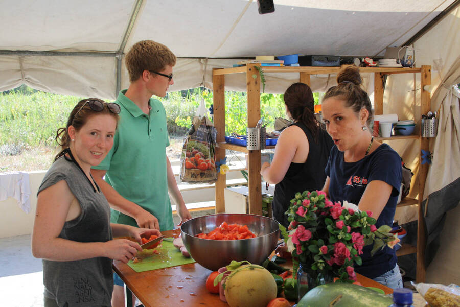 Gemeinsames Kochen auf Ferienfreizeit Griechenland