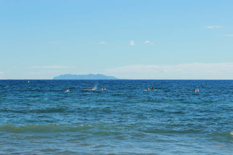Jugendliche schwimmen bei einer Sprachreise Frankreich im wunderbaren Meer