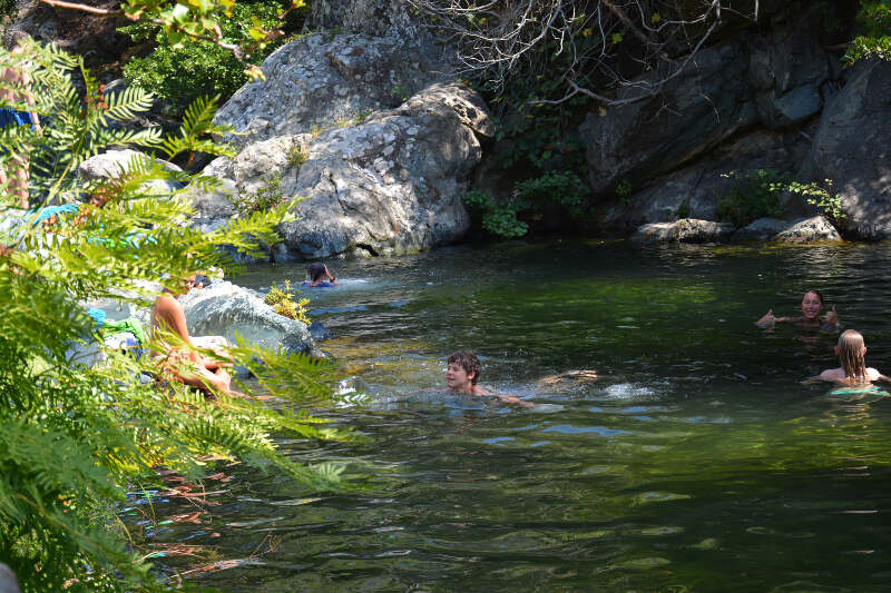 Jugendliche baden auf der Ferienfreizeit Korsika