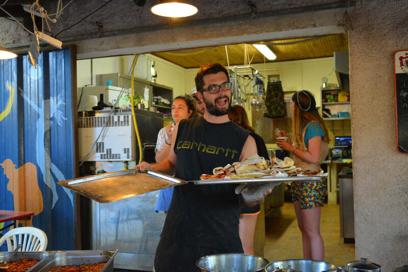 Gemeinsames Essen kochen auf Ferienfreizeit Korsika