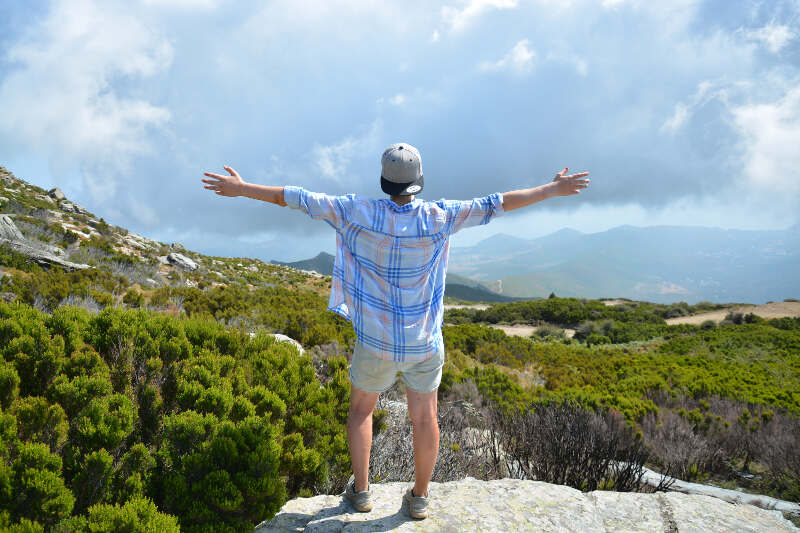 Posieren auf Gipfel während Ausflug auf Ferienfreizeit Korsika