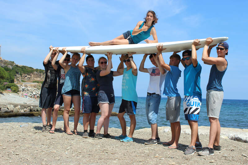 Teilnehmende der Sprachreise Frankreich Atlantikküste gehen surfen