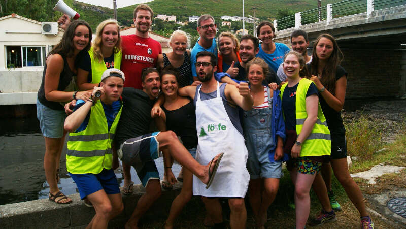 Gruppenfoto am Wasser auf Ferienfreizeit Korsika