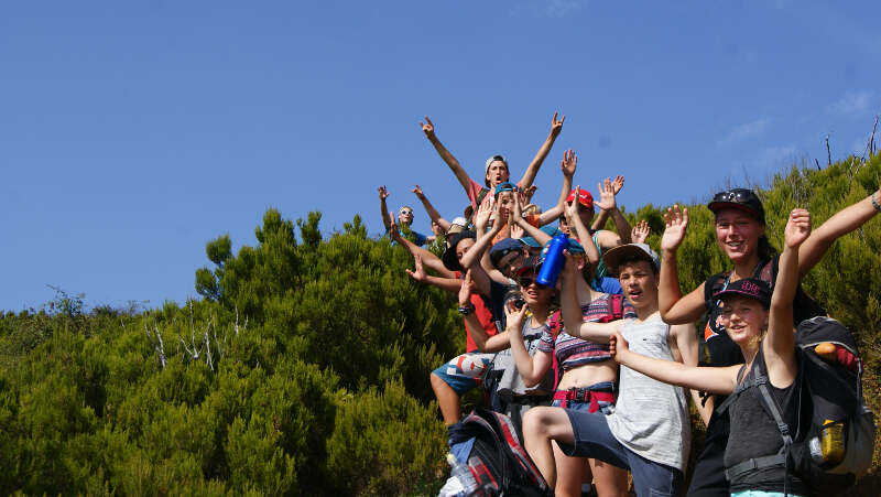 Gruppe winkt auf Ausflug auf Ferienfreizeit Korsika