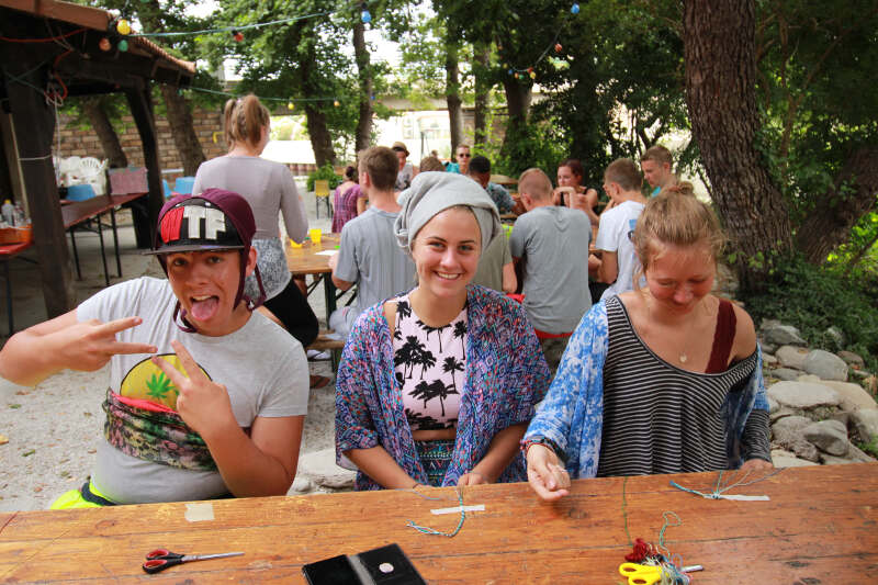 Jugendliche basteln auf Ferienfreizeit Korsika