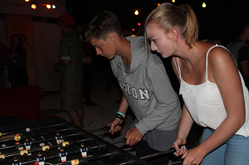 Jugendliche kickern nachts auf Ferienfreizeit Korsika