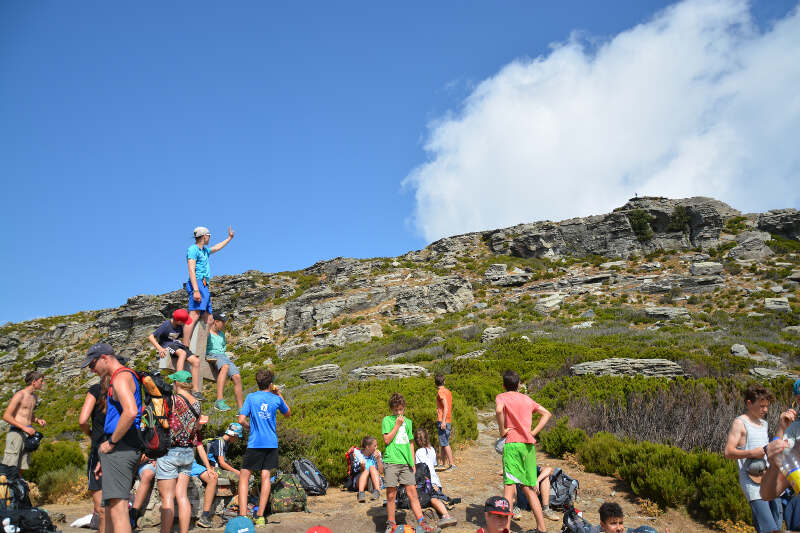 Jugendliche wandern auf Berg auf Ferienfreizeit Korsika