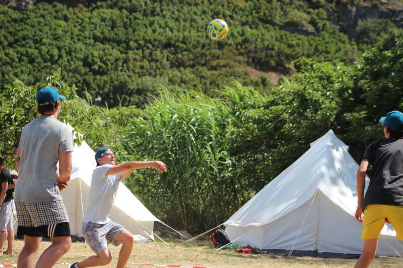 Junge spielt Volleyball auf Ferienfreizeit Korsika