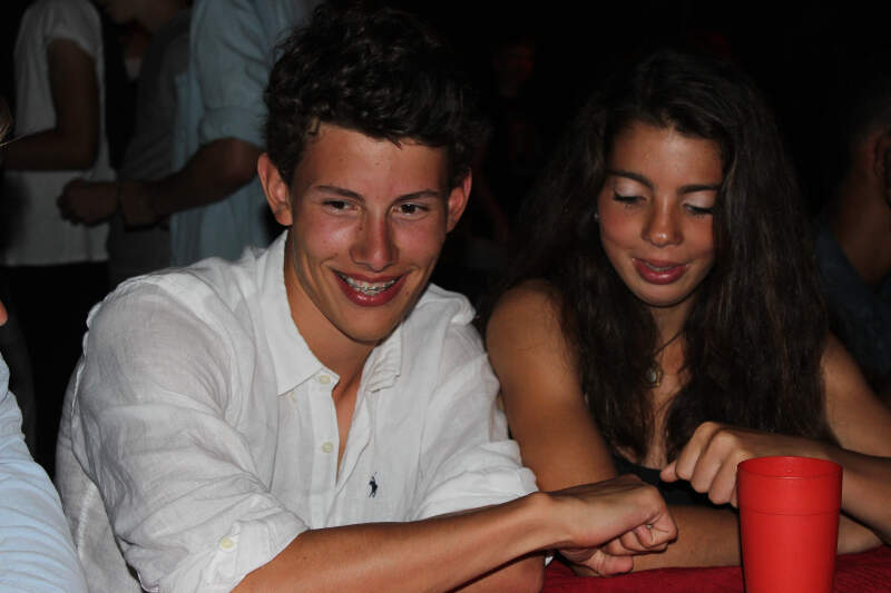 Junge pokert auf Ferienfreizeit Korsika