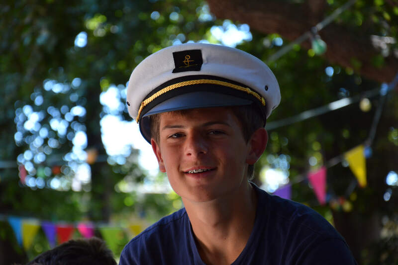 Junge als Seemann auf Ferienfreizeit Korsika