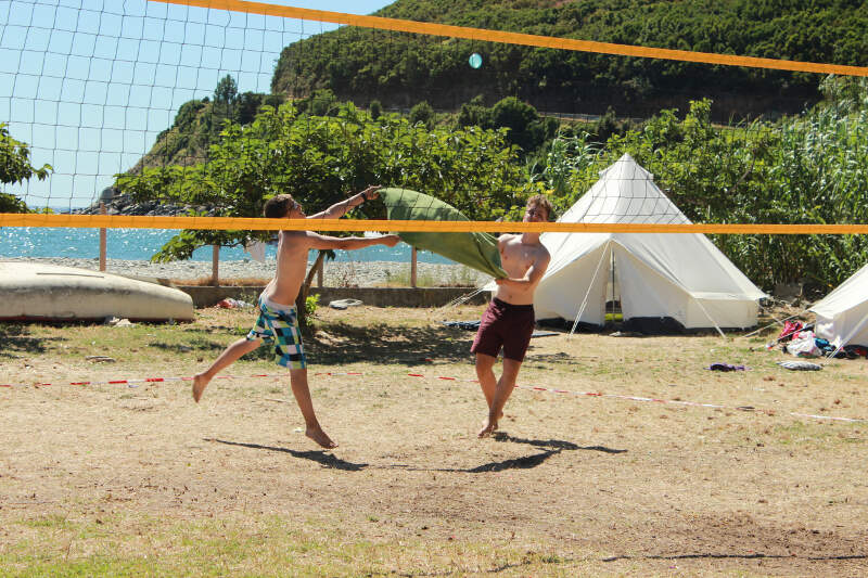 Jungs spielen im Sommer auf Ferienfreizeit Korsika