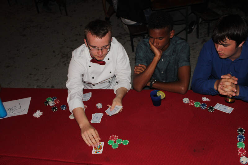 Jungs beim Pokerabend auf Ferienfreizeit Korsika