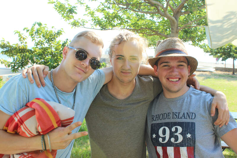 Jungs machen ein Selfie in der Sonne auf Ferienfreizeit Korsika