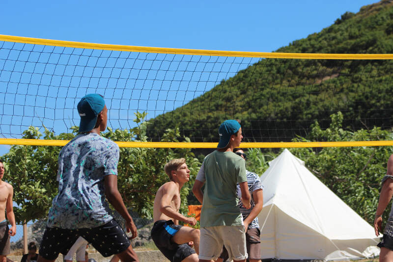 Les participants au séjour linguistique USA jouent au volley-ball