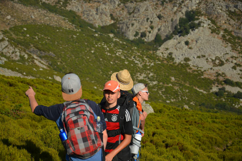 Jungs wandern in den Bergen beim Ferienprogramm Pfingsten