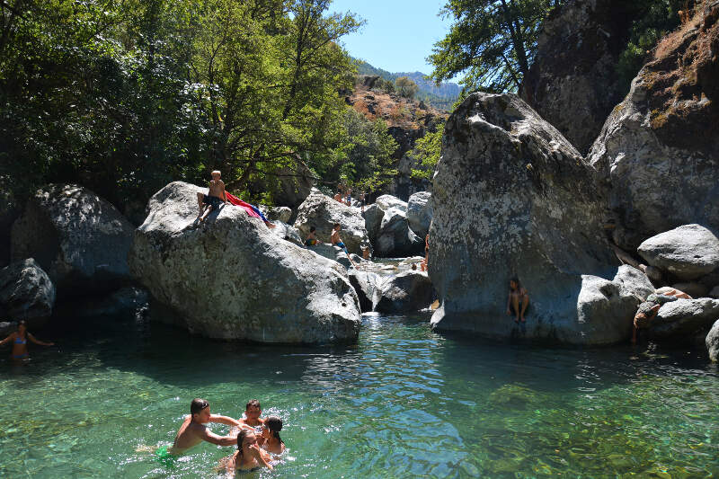Teilnehmer der Sprachferien Malta für Schüler baden in einer Lagune
