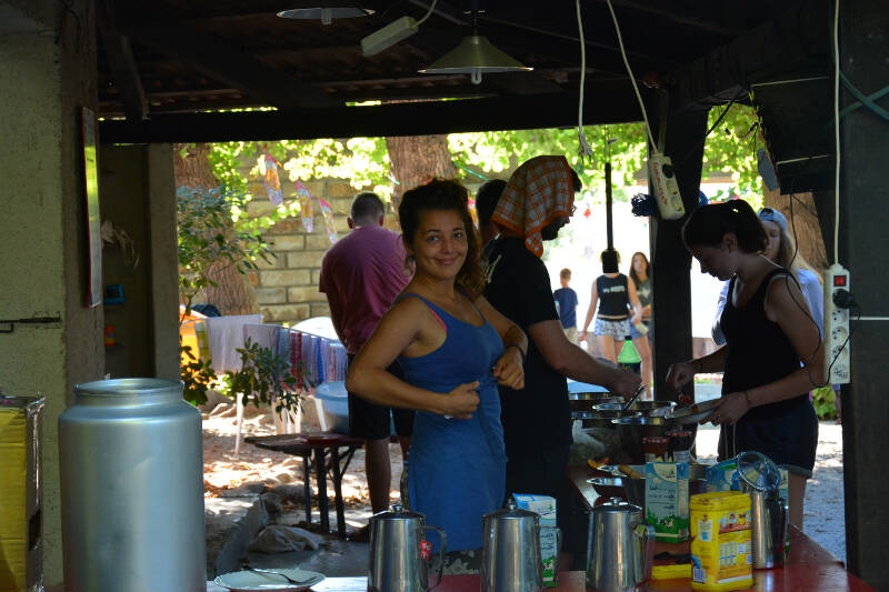 Mädchen beim Buffet auf Ferienfreizeit Korsika