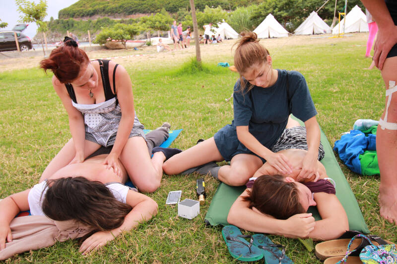 Mädchen massieren sich auf Wiese auf Ferienfreizeit Korsika