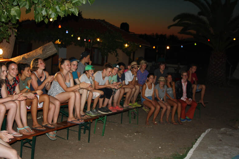 Kinder beim Abendprogramm auf Jugendfreizeit Greece