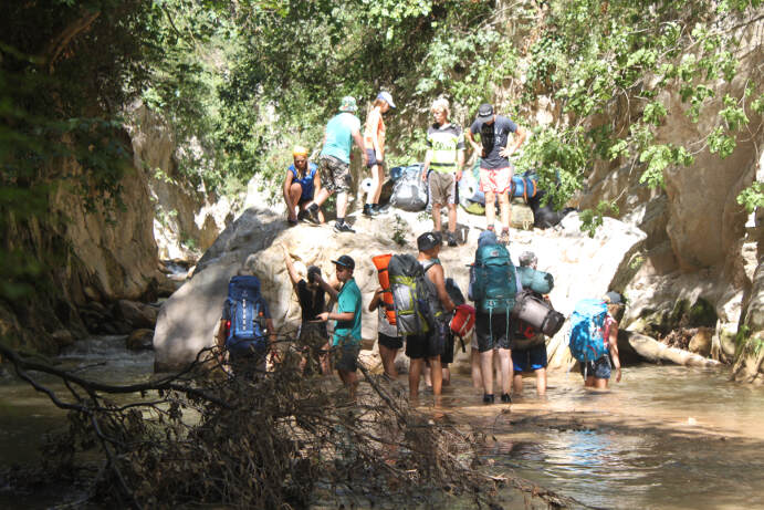 Ausflug mit Rucksack durch Gewässer auf Jugendfreizeit Greece