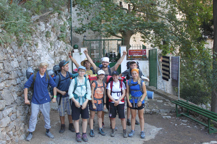 Gruppe mit Ausrüstung auf Jugendfreizeit Greece