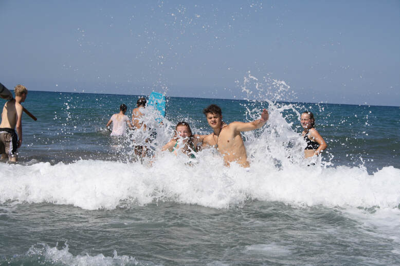 Jugendliche baden im Meer auf Jugendfreizeit Greece
