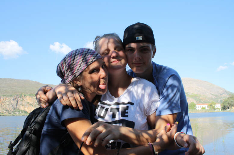 Freunde umarmen sich auf Jugendfreizeit Greece