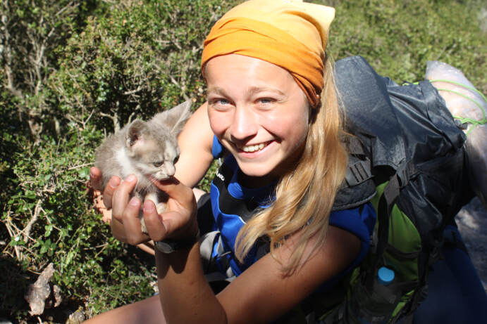 Mädchen mit Katze auf Jugendfreizeit Greece