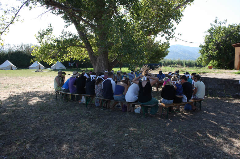 Jugendgruppe beim Spiel am Lagerplatz auf Jugendfreizeit Greece