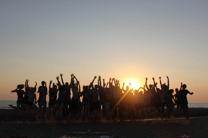 Jugendgruppe vorm Sonnenuntergang auf Jugendfreizeit Greece