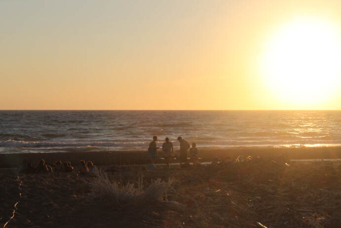 Jugendliche gemeinsam am Strand auf Jugendfreizeit Greece