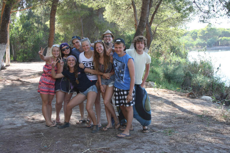 Teilnehmer posieren für Foto auf Jugendfreizeit Greece