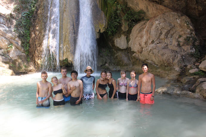 Gruppe bei Wasserfall auf Jugendfreizeit Greece